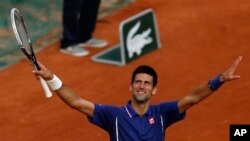 Petenis Serbia, Novak Djokovic mengalahkan petenis Argentina Guido Pella dalam Kejuaraan Tenis Terbuka Perancis, di stadion Roland Garros, Paris dengan kemenangan 6-2, 6-0 dan 6-2 (30/5).