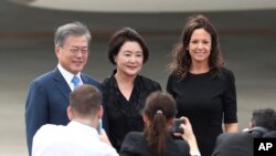 El presidente de Corea del Sur, Moon Jae-in (izq.) y su esposa Kim Jung-sook (centro) son recibidos por la ministra de Desarrollo Social de Argentina, Carolina Stanley, a su llegada al aeropuerto internacional Ministro Pistarini, para participar en la Cumbre del G20. 