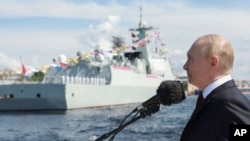 El presidente ruso, Vladímir Putin, saluda a los marinos antes del desfile naval por el Día de la Armada Rusa en San Petersburgo, Rusia, el domingo 28 de julio de 2024.