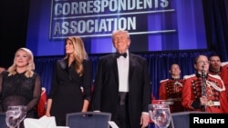 دونالد ترامپ، رئیس جمهوری آمریکا، و بانوی اول در مراسم ضیافت شام با خبرنگاران کاخ سفید 