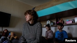 Eşinden gördüğü şiddet nedeniyle hayatını kaybettiği iddia edilen Liuboc Borniakova’nın teyzesi Katerine Vedrentseva, geride kalan üç yeğeniyle birlikte ailenin Dinyeper’deki apartman dairesinde.