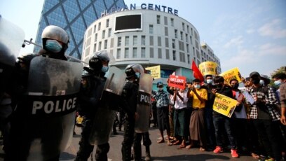 Người biểu tình phản đối cuộc đảo chính ở Myanmar vào ngày 19/2/2021.
