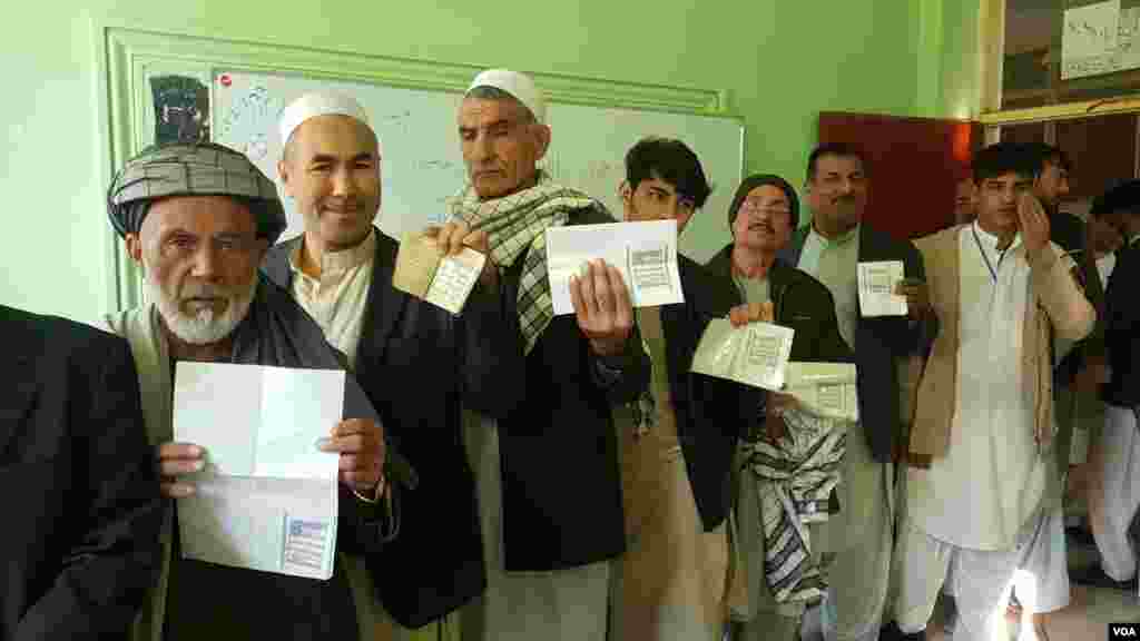 د افغانستان د انتخاباتو خپلواک کمیسیون ویلي چې د شنبې د ورځې انتخاباتو ته شاوخوا ٨،٨ میلیونه کسانو نومونه ثبت کړي وو