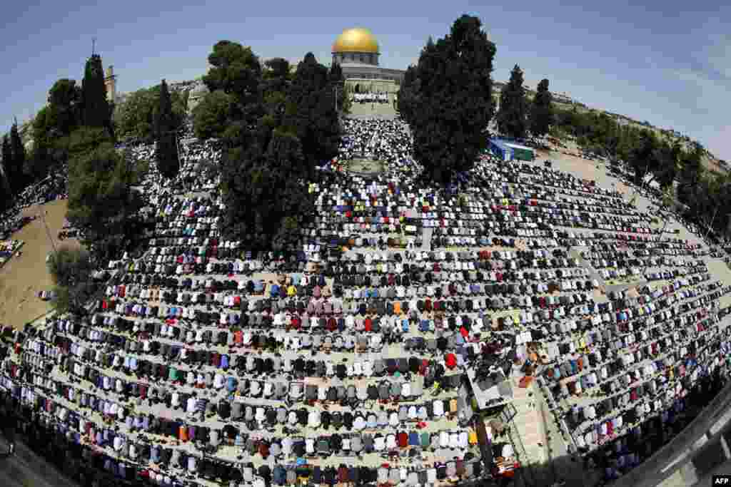 A picture taken with a fisheye lense shows Palestinian worshippers praying outside the Dome of the Rock in Jerusalem&#39;s Al-Aqsa Mosque compound, Islam&#39;s third holiest site, on the last Friday of the Muslim holy month of Ramadan.