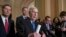 El líder de la mayoría del Senado, Mitch McConnell, republicano por Kentucky (centro) habla con periodistas sobre la posibilidad de un cierre parcial del gobierno. Dic. 18, 2018. 