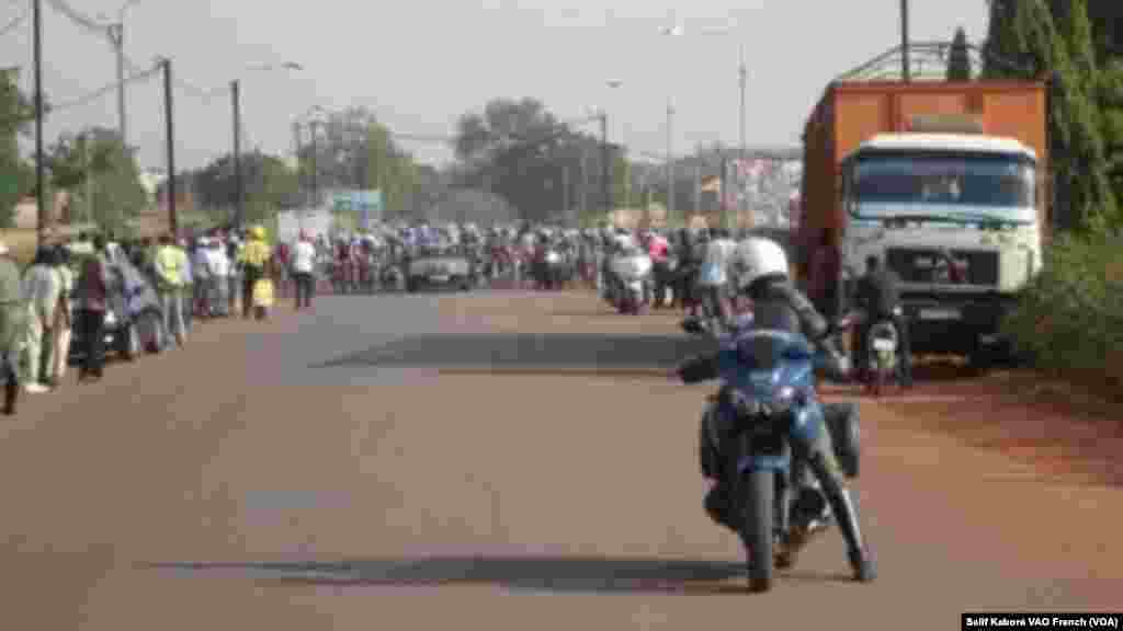 Les cyclistes du Tour du Faso après leur depart de Ouagadougou pour Koudougou lors de la 4e étape, lundi 2 novembre 2015. Photo Salif Kabore VOA