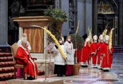 El papa Francisco durante la misa del Domingo de Ramos en la Basílica de San Pedro, en Roma. La mayoría de los participantes con excepción del Papa y el coro usaron mascarilla. Marzo 28 de 2021