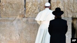 El papa Francisco ora en el Muro Occidental, el lugar más sagrado de los judíos.