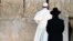 El papa Francisco ora en el Muro Occidental, el lugar más sagrado de los judíos.