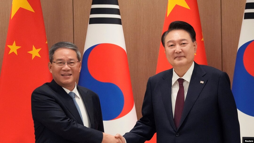 윤석열 한국 대통령이 26일 제9차 한일중 정상회의 참석차 방한한 리창 중국 국무원 총리와의 회담에 앞서 악수하고 있다.