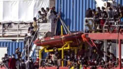 地中海獲救的移民終於獲准在西西里港上岸