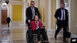 La senadora Dianne Feinstein, demócrata por California, abandona la cámara tras una agitada serie de votaciones de enmiendas y la aprobación final del gran paquete de recortes presupuestarios y techo de deuda, en el Capitolio en Washington, el 1 de junio de 2023.