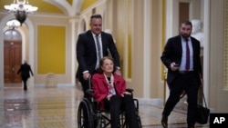 La senadora Dianne Feinstein, demócrata por California, abandona el Capitolio de Washington tras una votación, el 1 de junio de 2023.