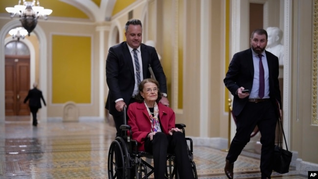 La senadora Dianne Feinstein, demócrata por California, abandona el Capitolio de Washington tras una votación, el 1 de junio de 2023.