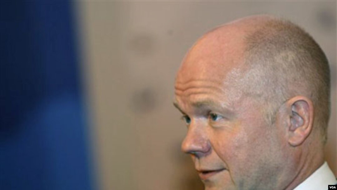 Menteri Luar Negeri William Hague mengatakan para penasehat militer yang akan dikirim Inggris tidak akan turut dalam pertempuran.