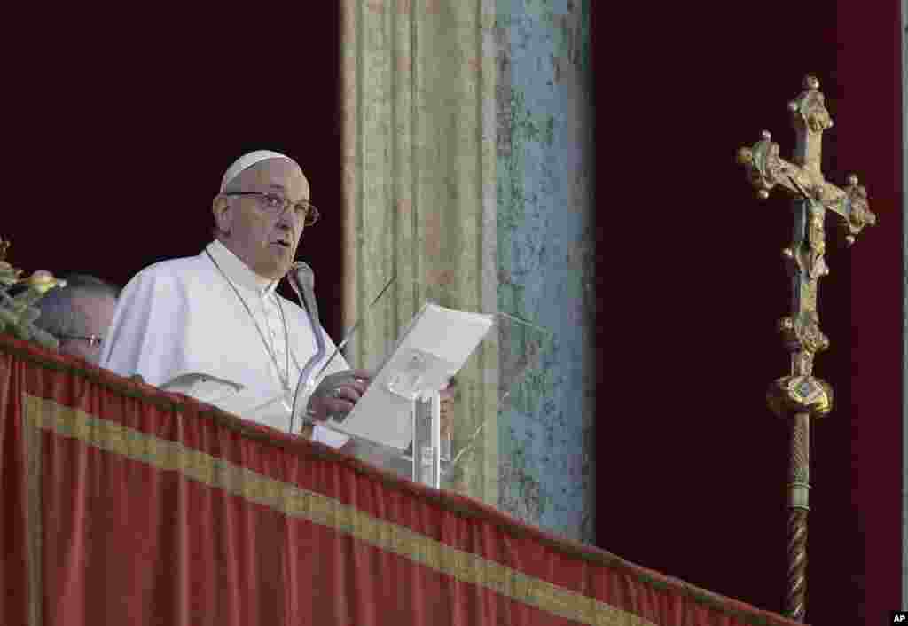 Kiongozi wa Kanisa la Katoliki Papa Francis akitoa ujumbe maalum wa Krismas kwa wakazi wa Vatican na watu wote duniani ikiwa ni salaam za heri ya Krismas kutoka dirisha kuu la Kanisa la Mtakatifu Petro huko mjini Vatican, Jumanne, Disemba. 25, 2018.
