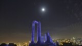 ماه بر فراز معبد هرکول در اردن همزمان با نورپردازی آبی رنگ بنای باستانی به مناسبت هفتادمین سالگرد تاسیس سازمان ملل متحد.