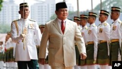 Menteri Pertahanan Prabowo Subianto memeriksa pasukan kehormatan Kementerian Pertahanan Malaysia di Kuala Lumpur, 14 November 2019. (Foto: AP)