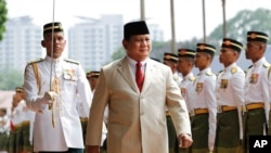 Menteri Pertahanan Prabowo Subianto memeriksa pasukan kehormatan Kementerian Pertahanan Malaysia di Kuala Lumpur, 14 November 2019. (Foto: AP)