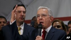 El expresidente colombiano Álvaro Uribe habla con los simpatizantes reunidos en la sede del partido del Centro Democrático en Bogotá, el 8 de octubre de 2019.