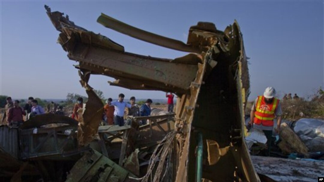 Tentara Pakistan dan media meninjau lokasi jatuhnya pesawat Boeing 737 milik maskapai penerbangan Bhoja Air di Islamabad (21/4).