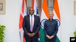 Esta imagen proporcionada por la cuenta en X del ministro indio de Exteriores, Subrahmanyam Jaishankar, muestra al secretario británico de Exteriores, David Lammy, a la izquierda, con Jaishankar en Nueva Delhi, India, el 24 de julio de 2024. 