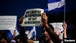 Manifestantes en Nicaragua han protestado repetidamente por lo que perciben que es una campaña del gobierno contra la libertad de prensa y expresión en el país.