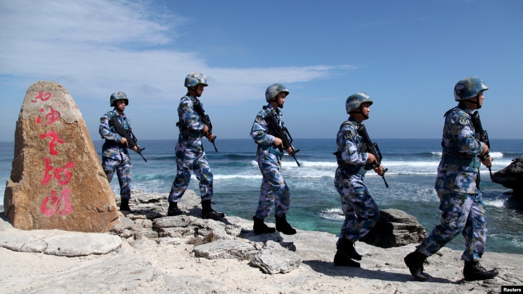 资料照片：中国军人在帕拉塞尔群岛的伍迪岛（中国称西沙群岛永兴岛）上巡逻。（2016年1月29日）(photo:VOA)