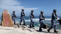 资料照片：中国军人在帕拉塞尔群岛的伍迪岛（中国称西沙群岛永兴岛）上巡逻。（2016年1月29日）