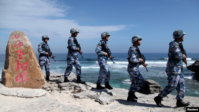 資料照片：中國軍人在帕拉塞爾群島的伍迪島（中國稱西沙群島永興島）上巡邏。（2016年1月29日）