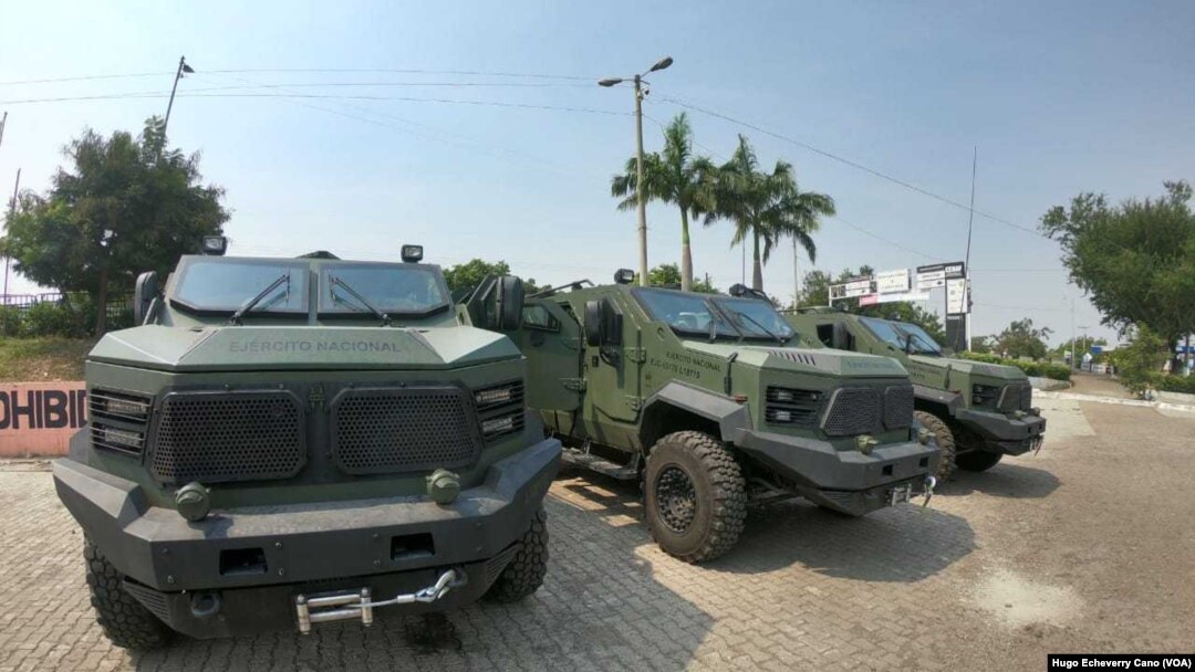 Kendaraan militer Kolombia disiagakan ke perbatasan dengan Venezuela, pasca terjadinya bentrokan setelah militer Venezuela memukul mundur truk-truk bantuan (24/2). 