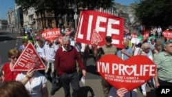 Protes anti-aborsi di Dublin, Irlandia (6/7). (AP/Shawn Pogatchnik)