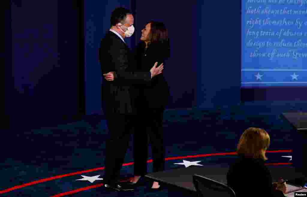 La senadora Kamala Harris abraza a su esposo Doug Emhoff al concluir el debate de la campa&#241;a vicepresidencial de 2020 
