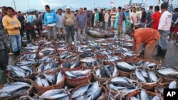 Para nelayan Indonesia menjual ikan hasil tangkapan di Lampulo, Banda Aceh, Aceh (foto: ilustrasi). 