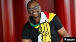 Le pasteur du Zimbabwe Evan Mawarire parle lors d'une interview à Johannesburg, Afrique du sud, le 19 juillet 2016.