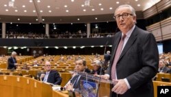 ປະທານ ຄະນະກຳມາທິການອີຢູ ທ່ານ Jean Claude Juncker ຢູ່ທາງຊ້າຍ ກຳລັງກ່າວຄຳປາໄສ ຊ້ອງໜ້າສະມາ
ຊິກສະພາຢູໂຣບ ເລື້ອງ Brexit ທີ່ນະຄອນ Brussels
ວັນທີ 30 ມັງກອນ 2019. 