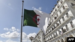 Le drapeau algérien à Alger, le 12 avril 2018.