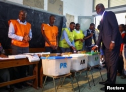 Daniel Chapo, statesmanlike  campaigner  of the ruling Frelimo party, casts his ballot  during the wide   elections successful  Inhambane, successful  the confederate  Mozambique, Oct. 9, 2024.