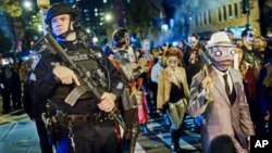 Polisi melakukan pengamanan ketat parade Halloween di Manhattan, New York (31/10). 