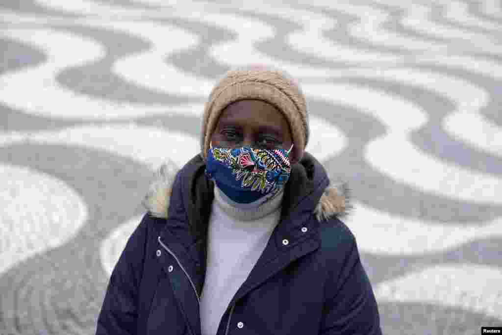 Genoveva, de 60 años, posa con una máscara facial casera en la plaza Rossio, luego del brote de la enfermedad por coronavirus (COVID-19), en Lisboa, Portugal, 8 de abril de 2020.&nbsp;