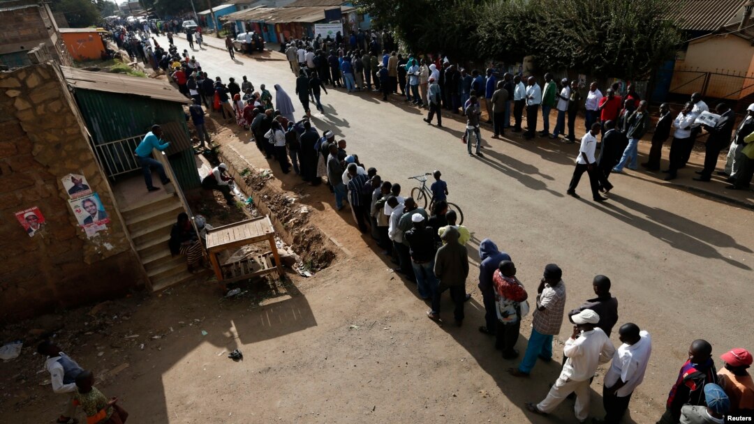 Warga Kenya antri untuk memberikan suaranya di sebuah TPS di daerah kumuh Kibera di Nairobi dalam pemilihan umum nasional Kenya (4/3).