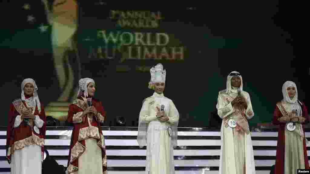 Les concurrentes attendent de répondre à tour de rôle aux questions des juges au cours de la 3ème édition de Miss Muslimah à Jakarta le 18 septembre 2013. 