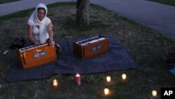 Habitantes de Milwaukee realizaron una vigilia frente al templo donde fueron masacradas varias personas.