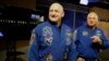 ish-astronauti i NASA-s, Scott Kelly, majtas, së bashku me vëllanë e tij binjak