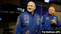 ish-astronauti i NASA-s, Scott Kelly, majtas, së bashku me vëllanë e tij binjak