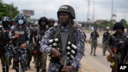 Des journalistes de l'AFP et des témoins ont vu certains manifestants brandir des drapeaux russes, un geste condamné fermement par le chef de l'armée nigériane.