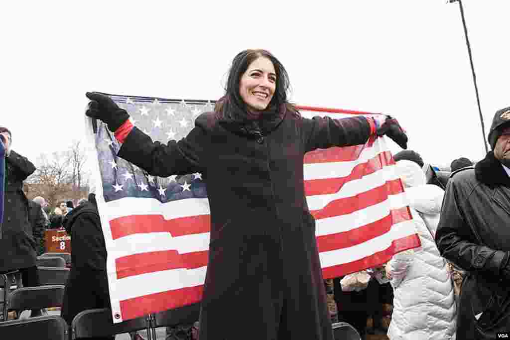 就职典礼结束后，美国民众庆祝奥巴马总统连任。（美国之音常晓拍摄）