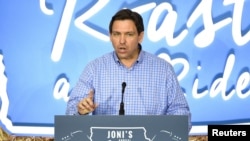 ARCHIVO: El candidato presidencial republicano de EEUU y gobernador de la Florida, Ron DeSantis, habla en el evento "Roast and Ride" organizado por la senadora estadounidense Joni Ernst durante su campaña en Des Moines, Iowa, el 3 de junio de 2023.