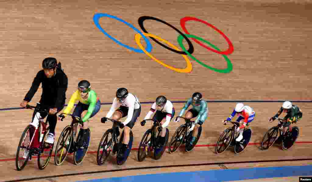 &nbsp;Lea Sophie Friedrich of Germany, Daria Shmeleva of the Russian Olympic Committee, Lee Wai Sze of Hong Kong, Charlene Du Preez of South Africa, Coralie Demay of France and Migle Marozaite of Lithuania in action. REUTERS/Christian Hartmann