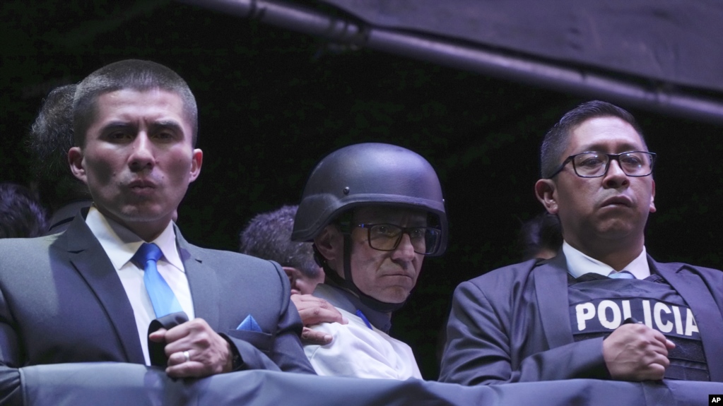 Con un chaleco antibalas y un casco balístico, el aspirante presidencial Christian Zurita, del "Movimiento Construye", sustituto del recientemente asesinado Fernando Villavicencio, asiste a su acto de clausura de campaña en Quito, Ecuador, el jueves 17 de agosto de 2023.